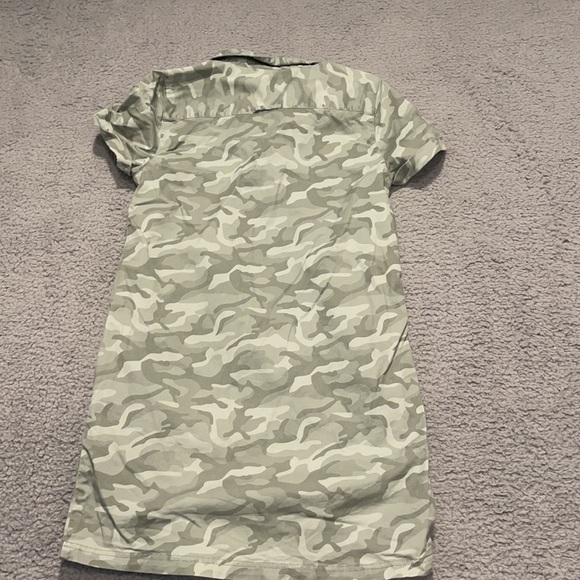 Vineyard Vines
Little Girl's & Girl's Camo Utility Dress size 5 - Picture 6 of 9